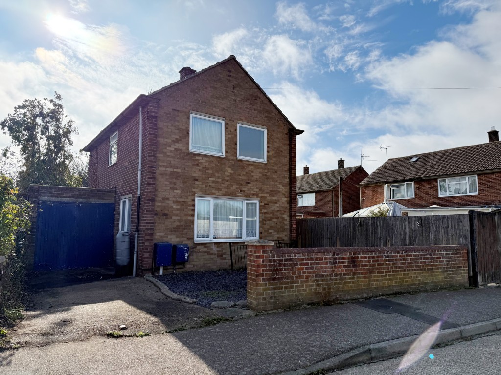 Lot: 163 - THREE-BEDROOM DETACHED HOUSE FOR IMPROVEMENT - Overview of front of building from the street